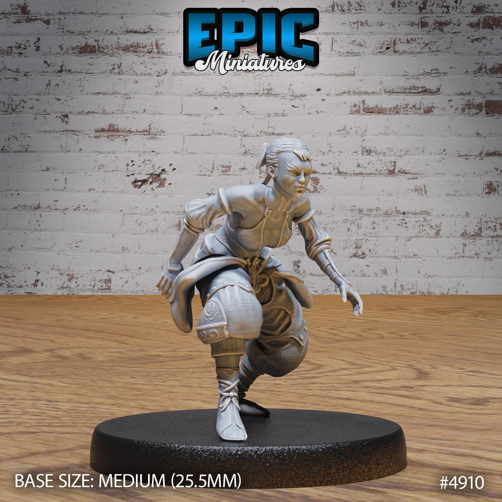 Monk Adventurer Female Option #4910 front DND miniature Legends of the East 16k resin
