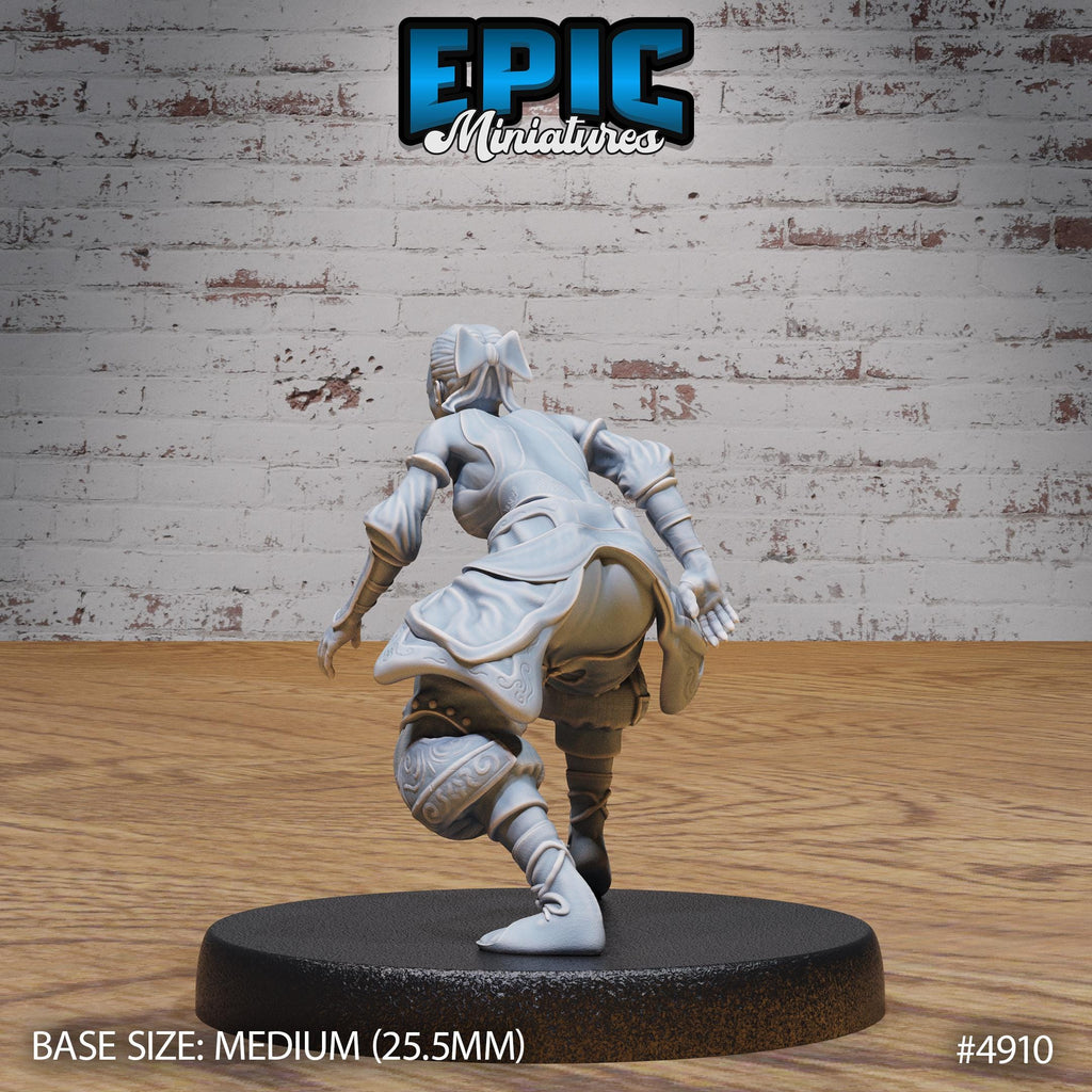 Monk Adventurer Female Option #4910 back DND miniature Legends of the East 16k resin