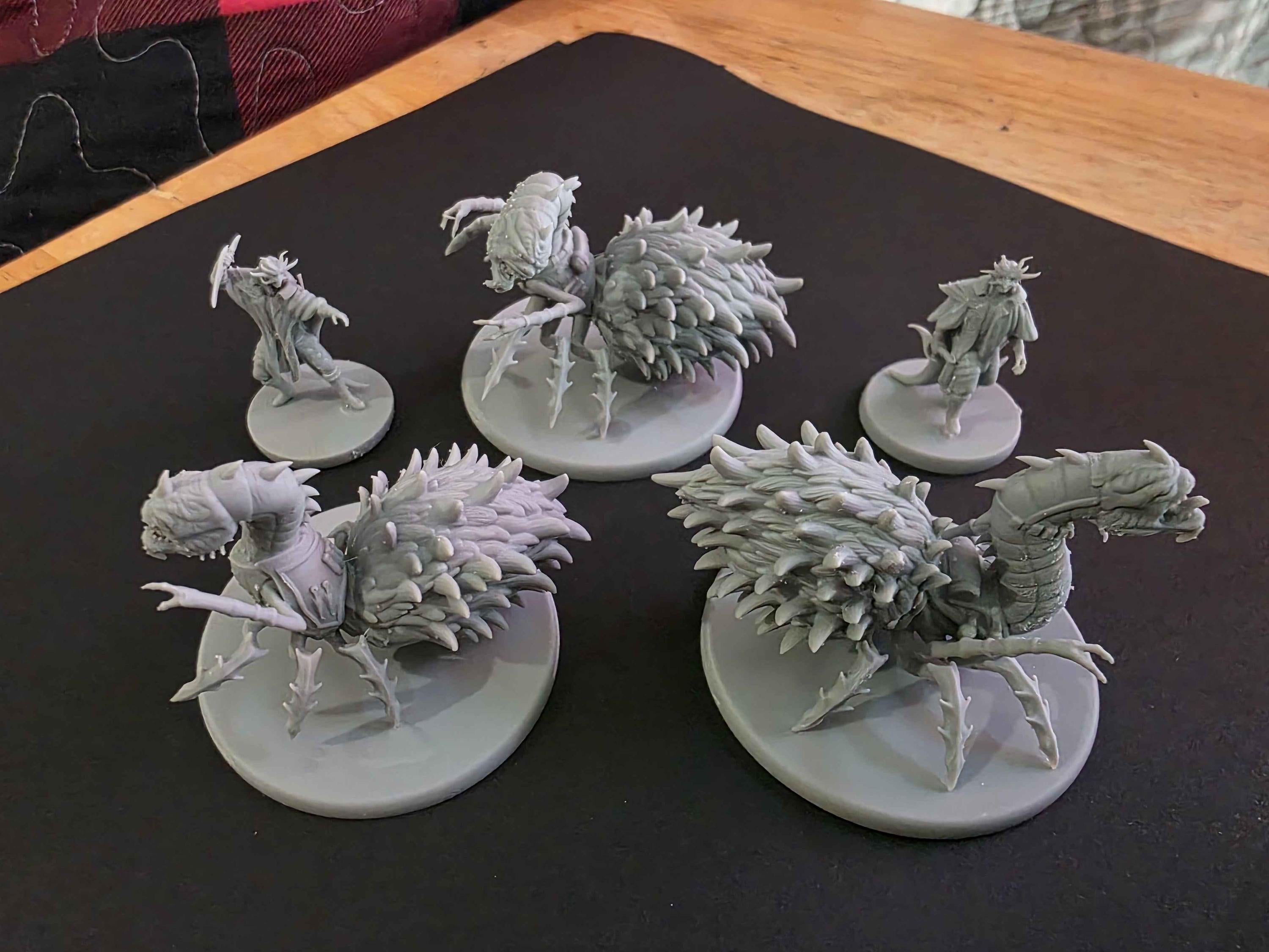Unpainted Neogi traveler miniatures from an Etsy order